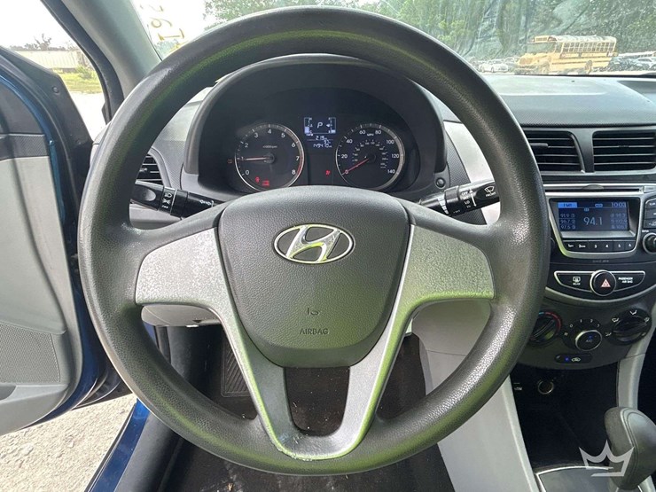 2015-hyundai-accent-sedan-image-14