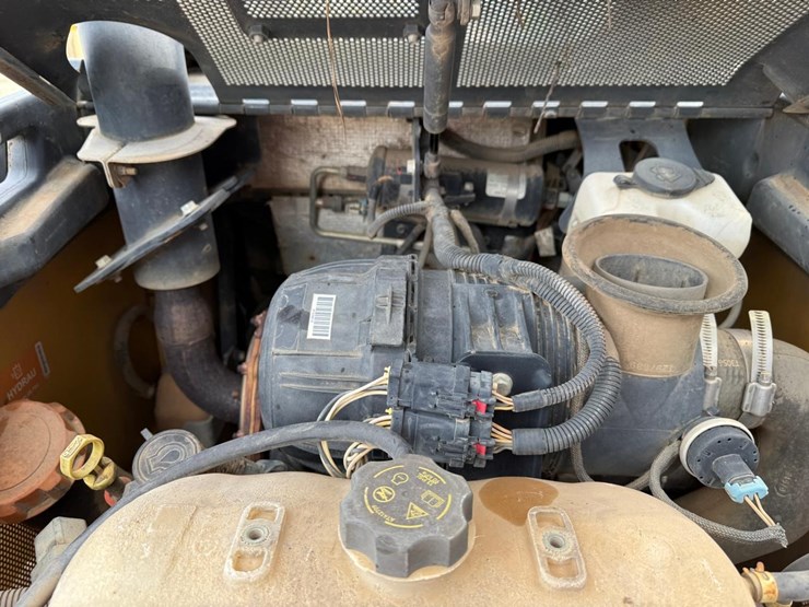 2016-deere-323e-image-15