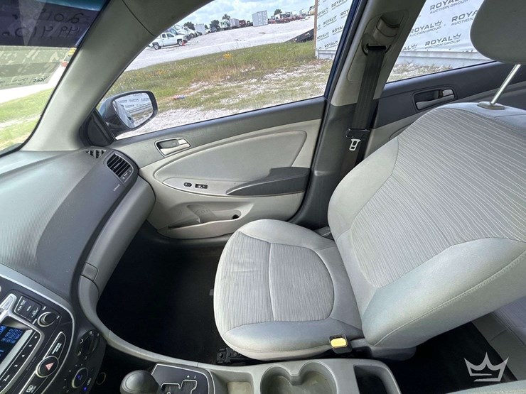 2015-hyundai-accent-sedan-image-21