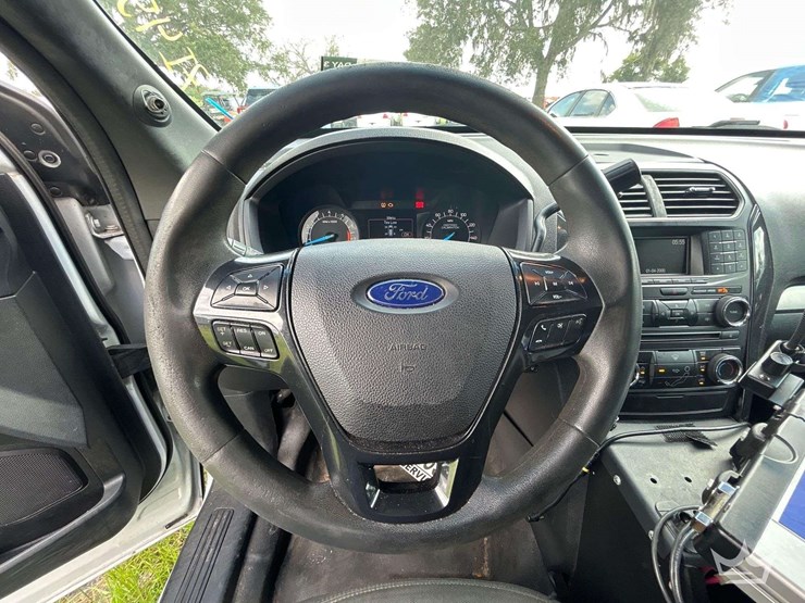 2016-ford-explorer-image-13