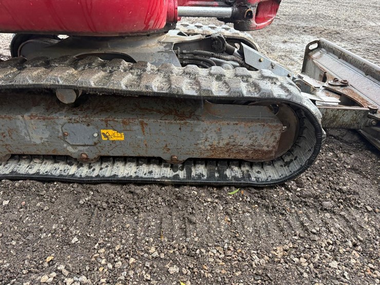2017-takeuchi-tb230-image-13