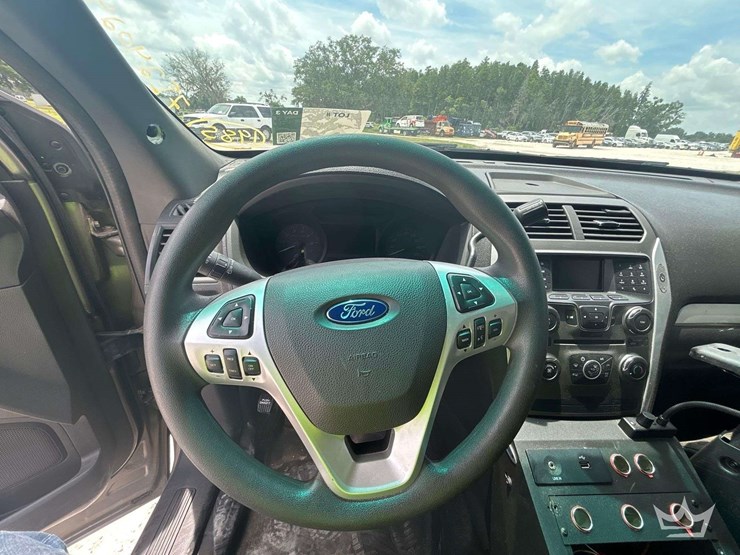 2015-ford-explorer-image-14