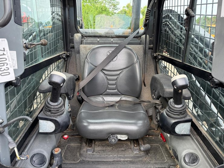 2015-new-holland-l230-image-17