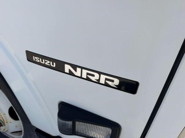 2015-isuzu-nrr-image-37