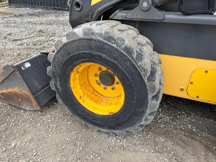 2015-new-holland-l230-image-16
