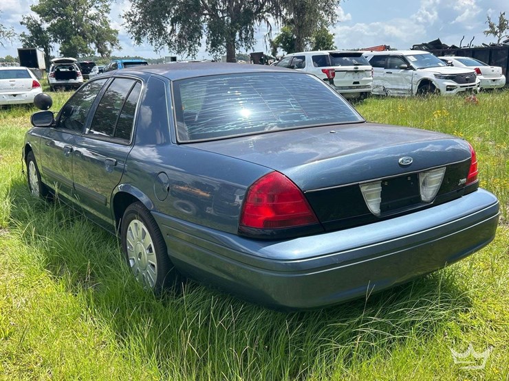 2011-ford-crown-victoria-sedan-image-3