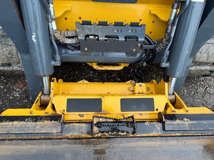 2021-deere-331g-image-10