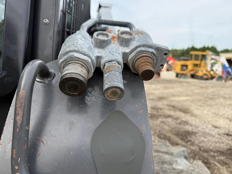 2015-new-holland-l230-image-11
