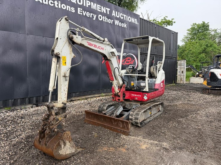 2017-takeuchi-tb230-image-7