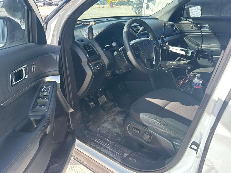 2016-ford-explorer-image-6