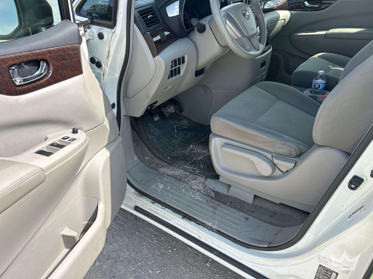 2015-nissan-quest-image-11