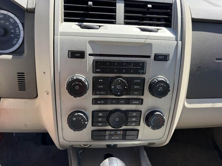 2010-ford-escape-image-30