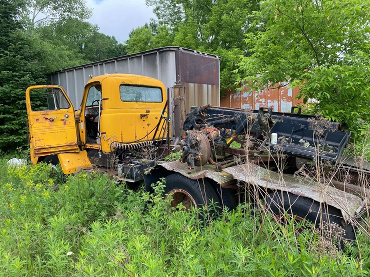 #1632-•-international-harvestor-day-cab-semi-(no-title)-(for-parts-only)-image-3