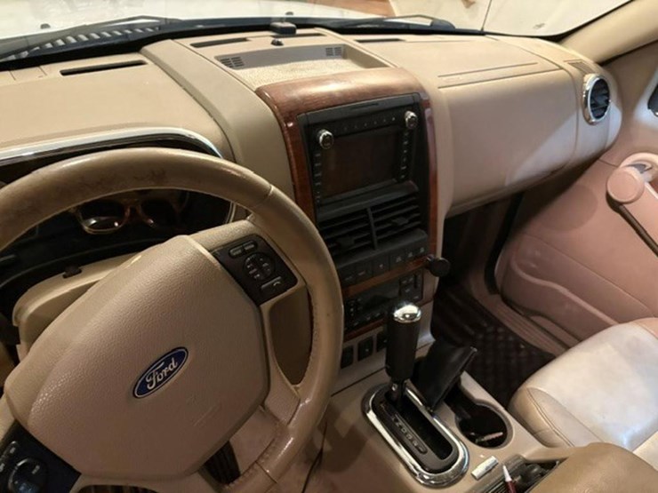 2010-ford-explorer-image-24