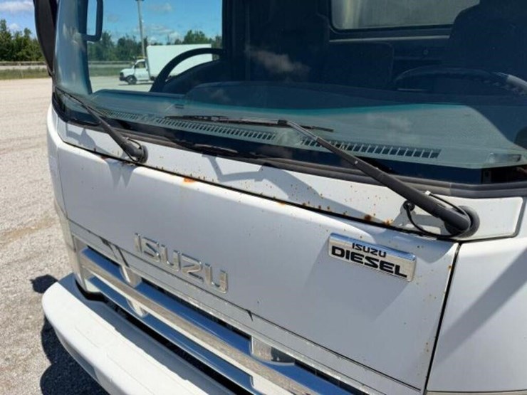 2015-isuzu-nrr-image-39