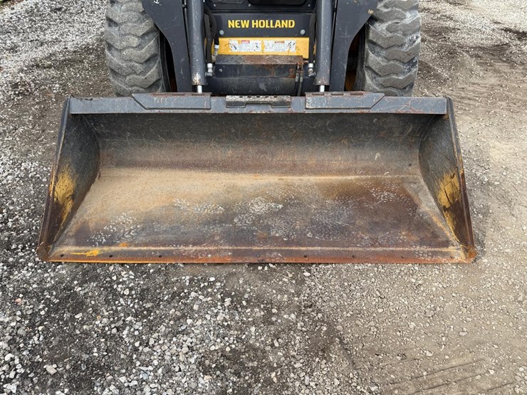 2015-new-holland-l230-image-9