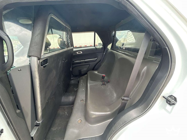 2016-ford-explorer-image-21