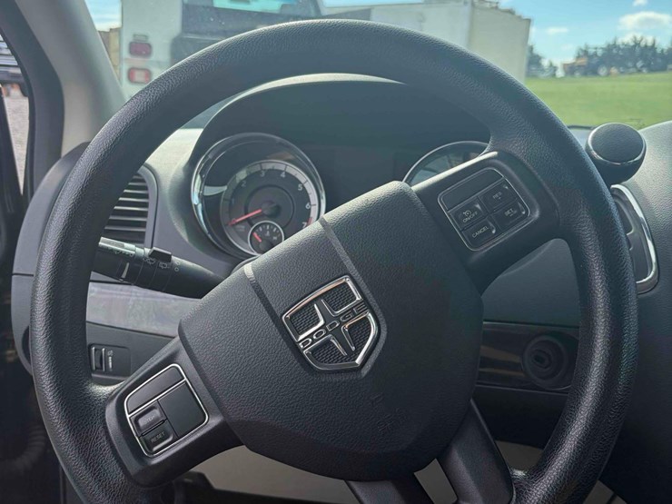 2014-dodge-caravan-image-15
