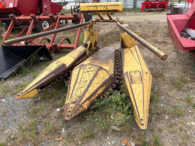 new-holland-824-image-1