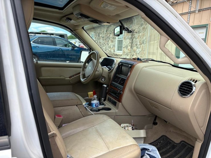 2010-ford-explorer-image-15
