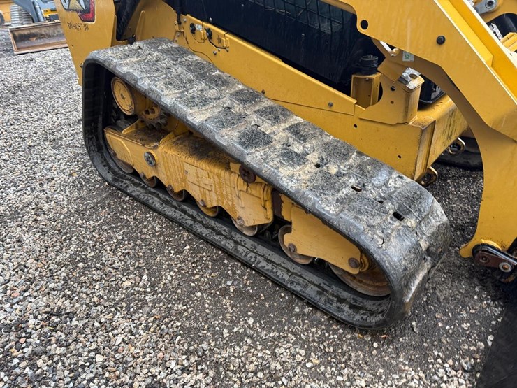 2022-caterpillar-299d3-image-12