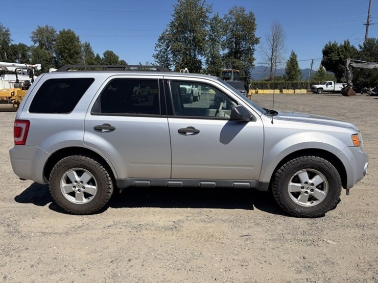 2010-ford-escape-image-3