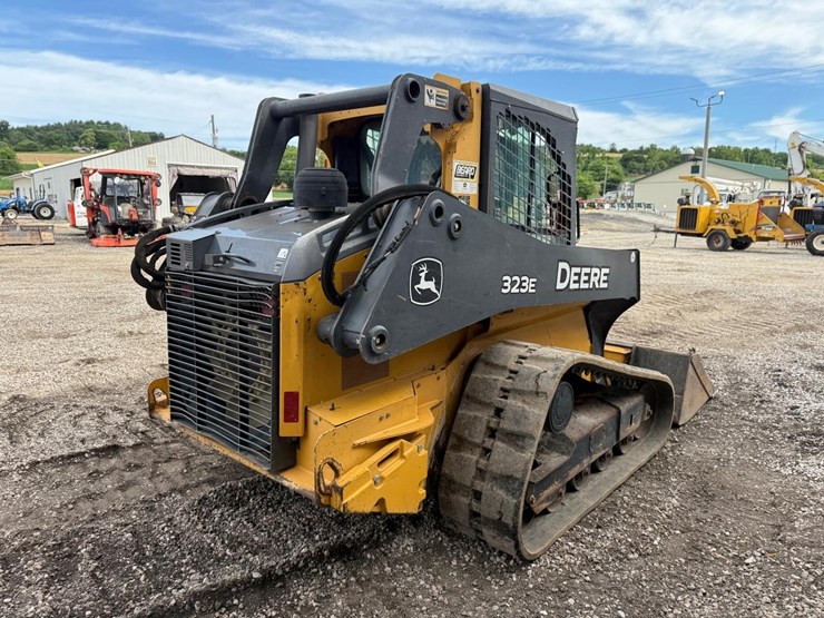2016-deere-323e-image-4