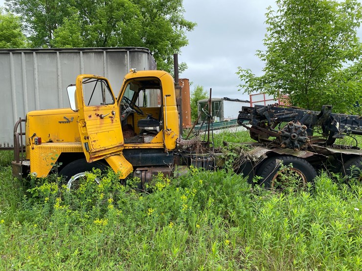 #1632-•-international-harvestor-day-cab-semi-(no-title)-(for-parts-only)-image-2