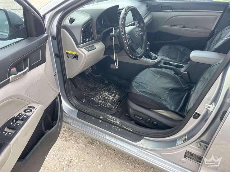 2017-hyundai-elantra-sedan-image-11