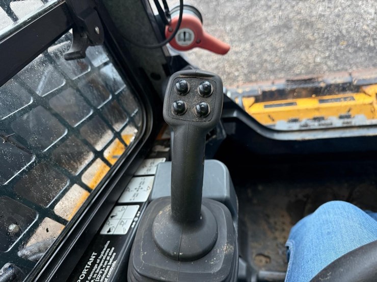 2021-deere-331g-image-26