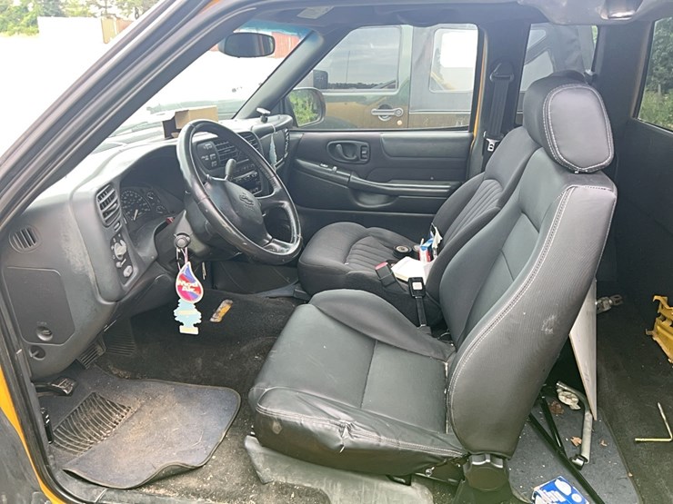 2003-chevrolet-s10-image-11