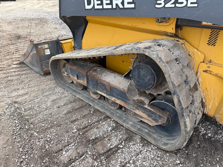 2016-deere-323e-image-16