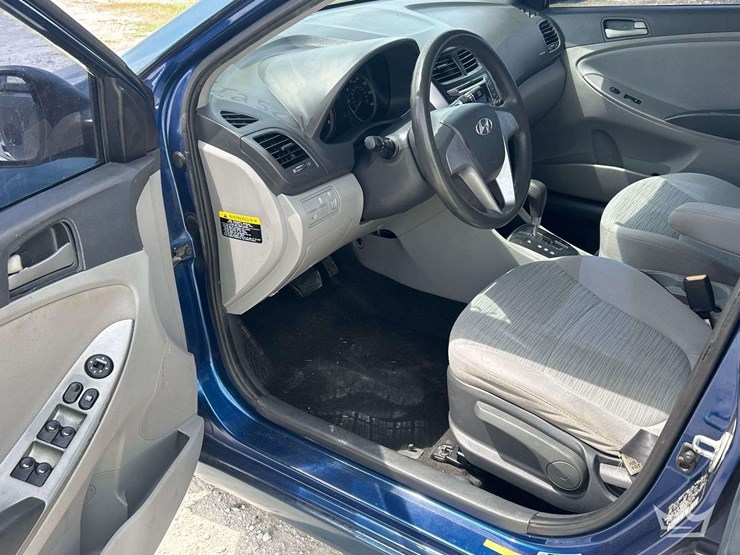 2015-hyundai-accent-sedan-image-13