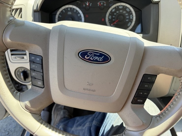 2010-ford-escape-image-29