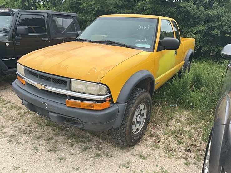 2003-chevrolet-s10-image-1