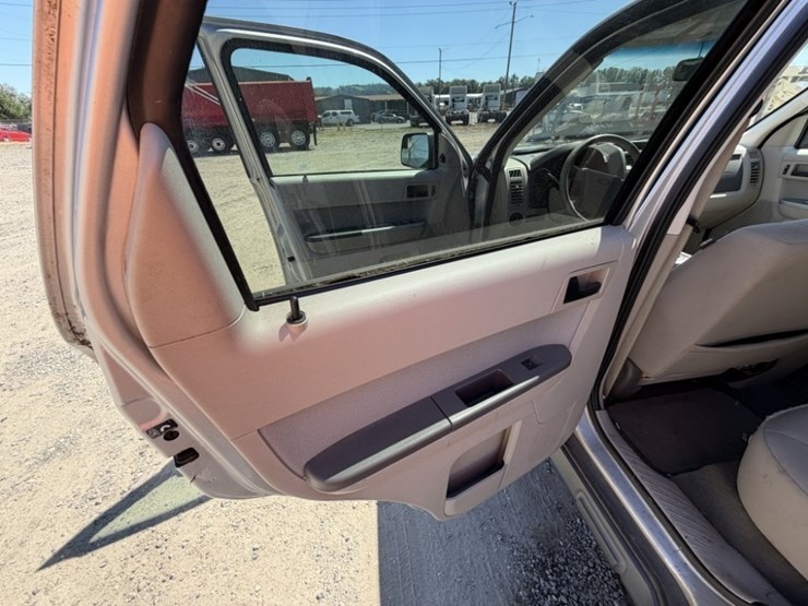 2010-ford-escape-image-23