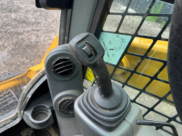 2015-caterpillar-259d-image-27