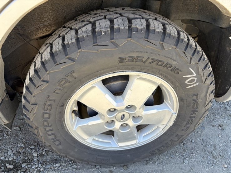 2010-ford-escape-image-16