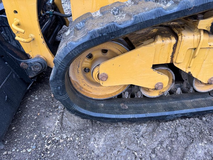 2015-caterpillar-259d-image-14