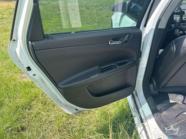 2014-chevrolet-impala-sedan-image-18