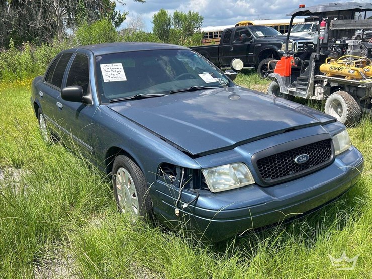 2011-ford-crown-victoria-sedan-image-2