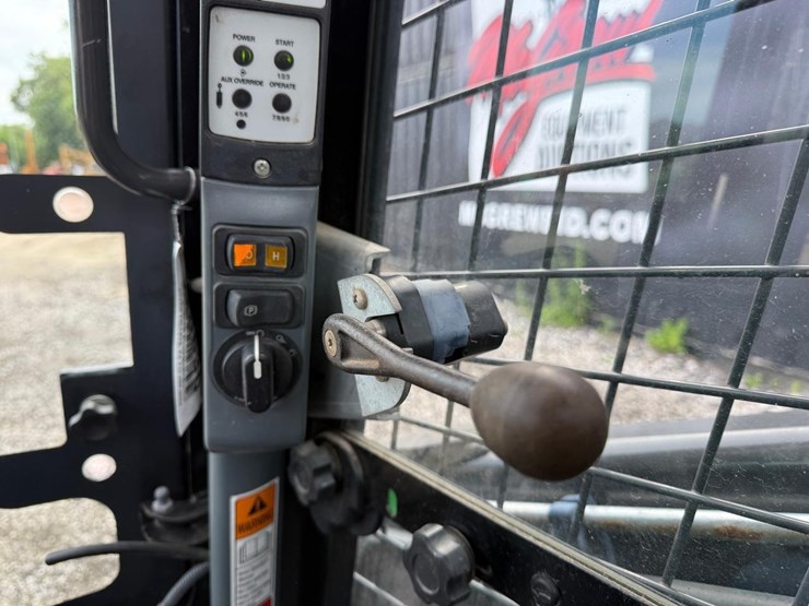 2015-new-holland-l230-image-19