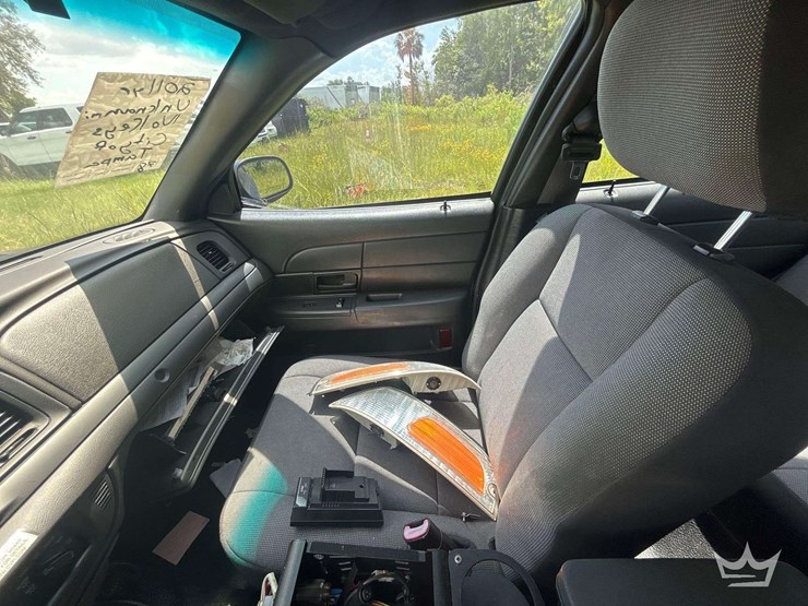 2011-ford-crown-victoria-sedan-image-15
