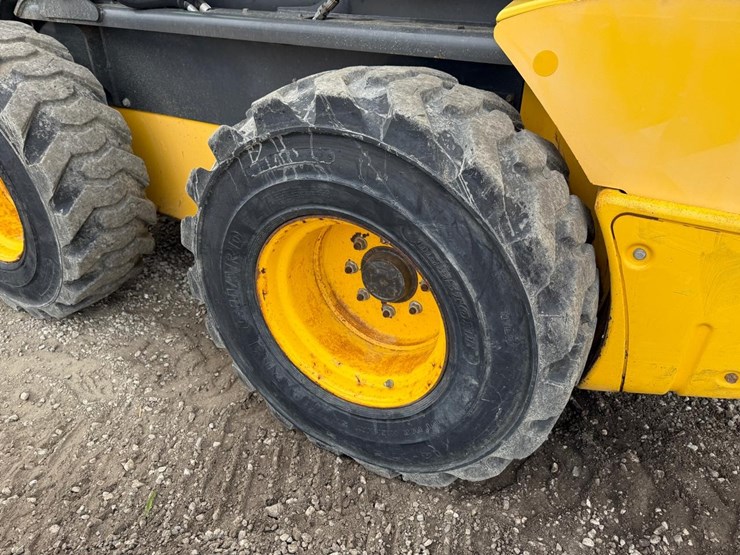 2015-new-holland-l230-image-15