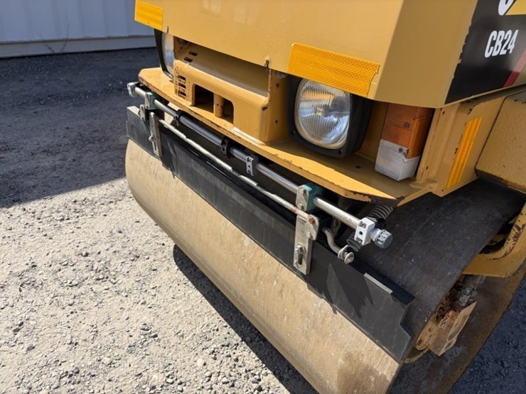 2009-caterpillar-cb24-image-9