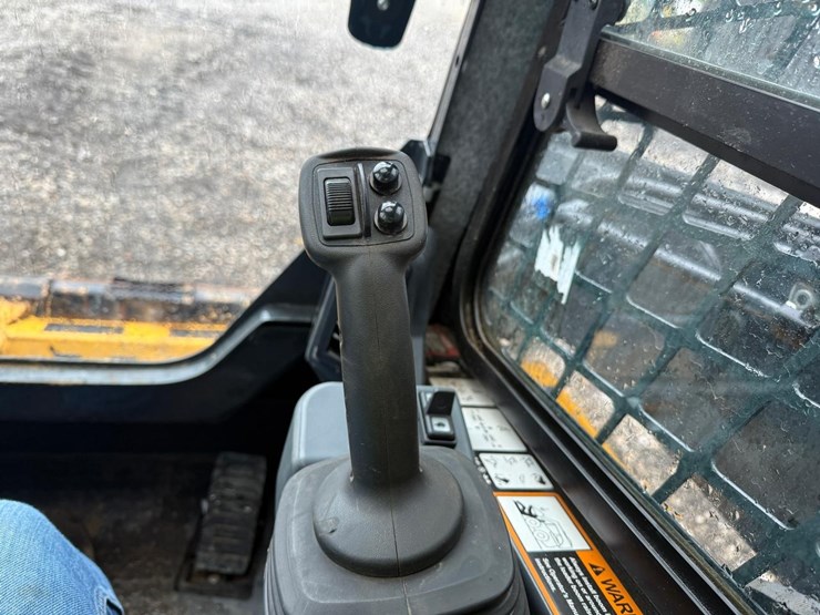 2021-deere-331g-image-21