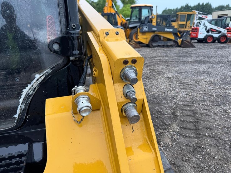 2015-caterpillar-259d-image-12