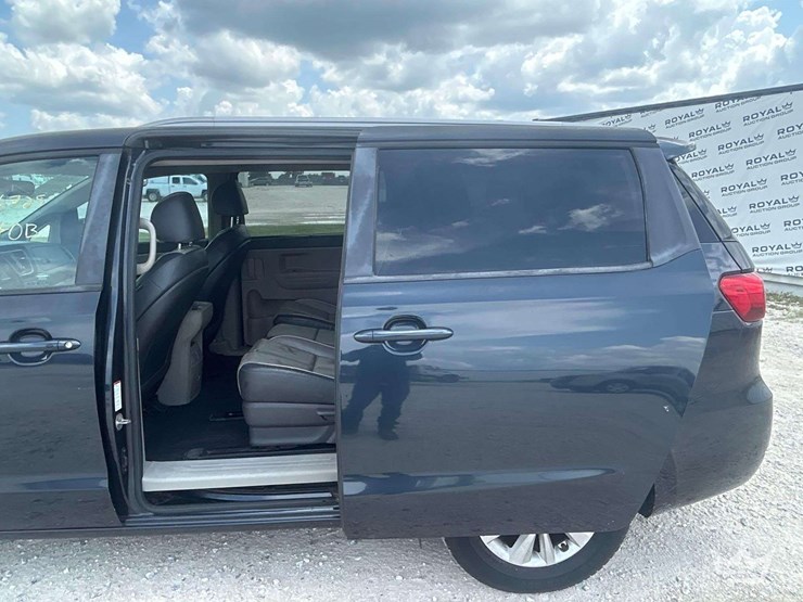 2017-kia-sedona-image-22