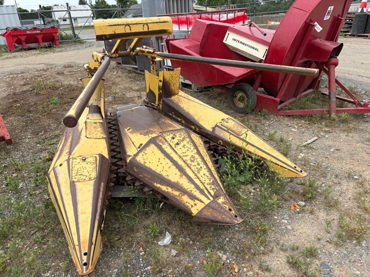 new-holland-824-image-3