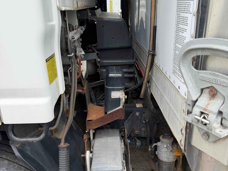 2012-isuzu-nqr-image-12